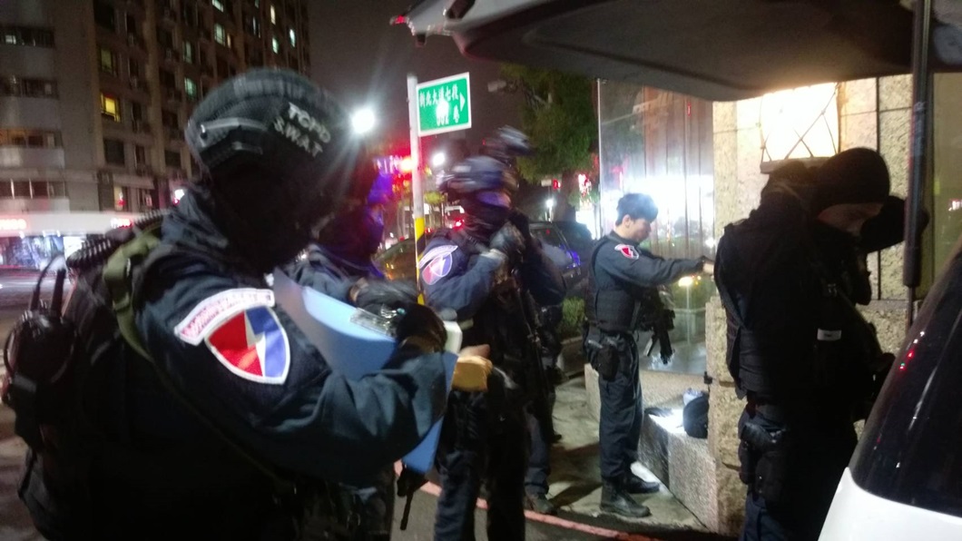 警跨區追捕匪徒 毒蟲亮槍對峙後逃逸