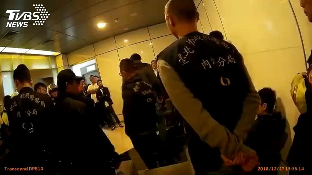 中租迪和公司遭砸 警率隊壓制16惡煞