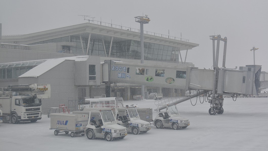 機場跑道來不及除雪！　日本降「警報級大雪」