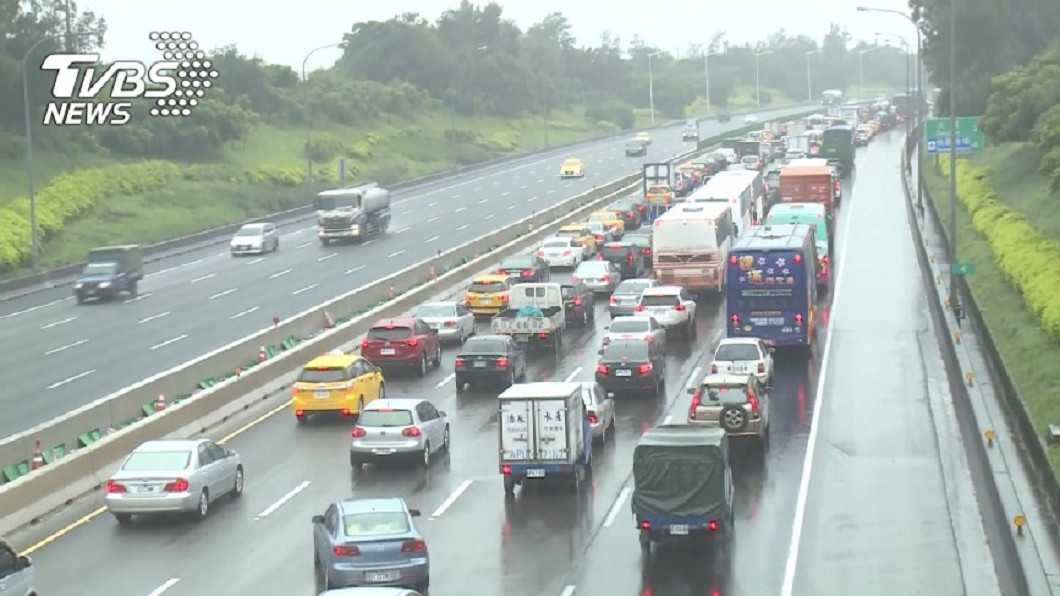 連假4天有雨！行車遇水漂　千萬不要這樣做