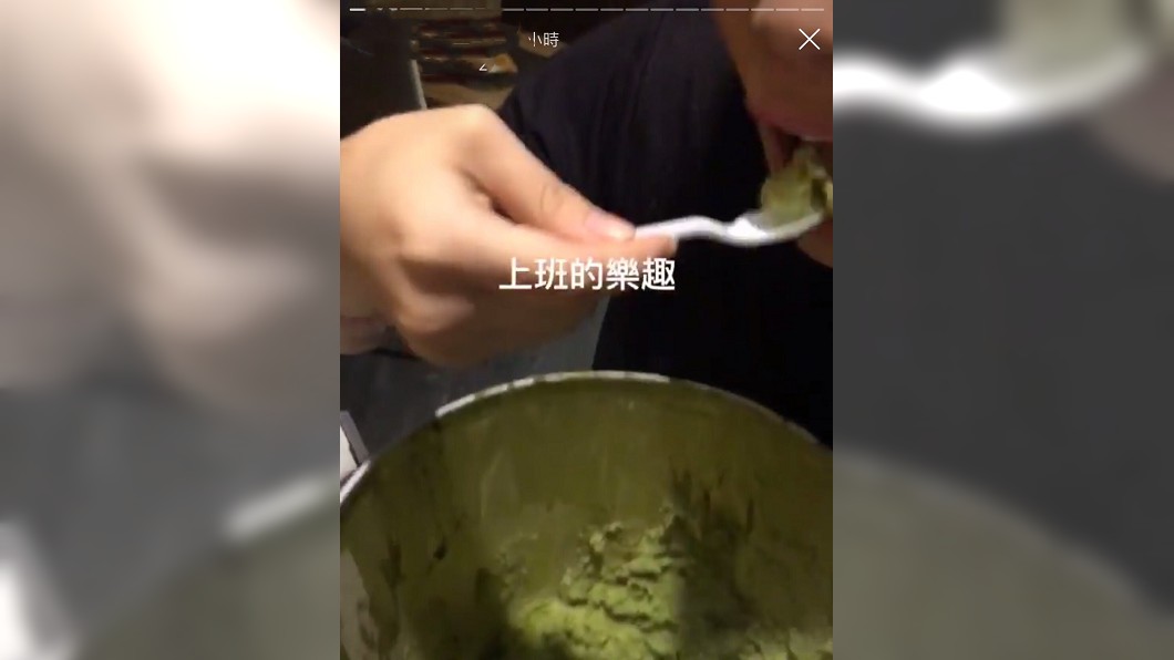 噁！員工抱整桶冰狂吃　用「舔過的湯匙」再挖另一桶