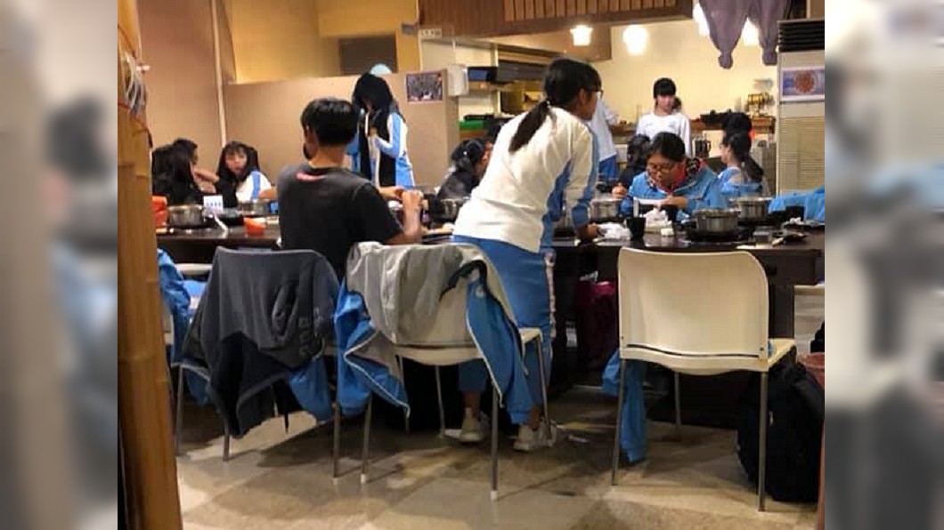 高中生唱歌慶生太嗨　事後「驚人舉動」感動全部客人