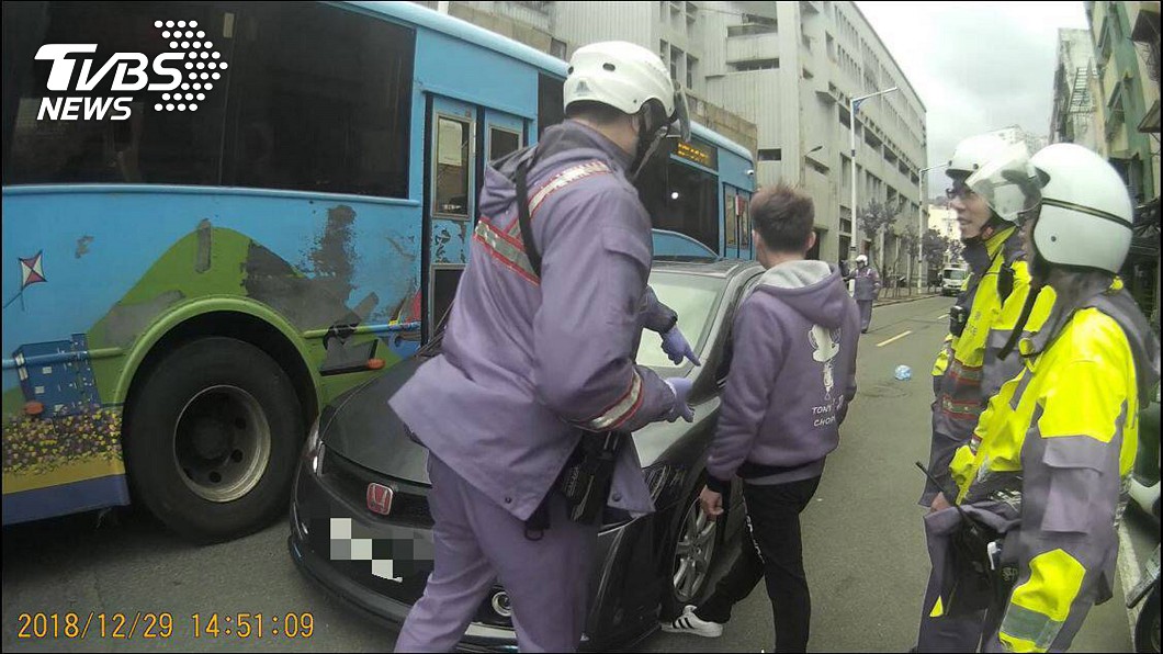 天生神力?男忘記拉手剎車還遭反鎖 竟想以單腳擋車