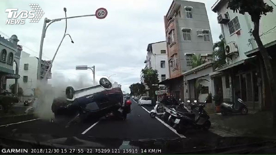 廂型車失控翻越安全島 騎士閃不及撞飛喪命