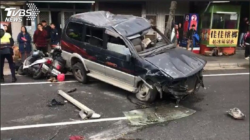 停在一旁的多輛機車也遭到波及。(圖/TVBS)