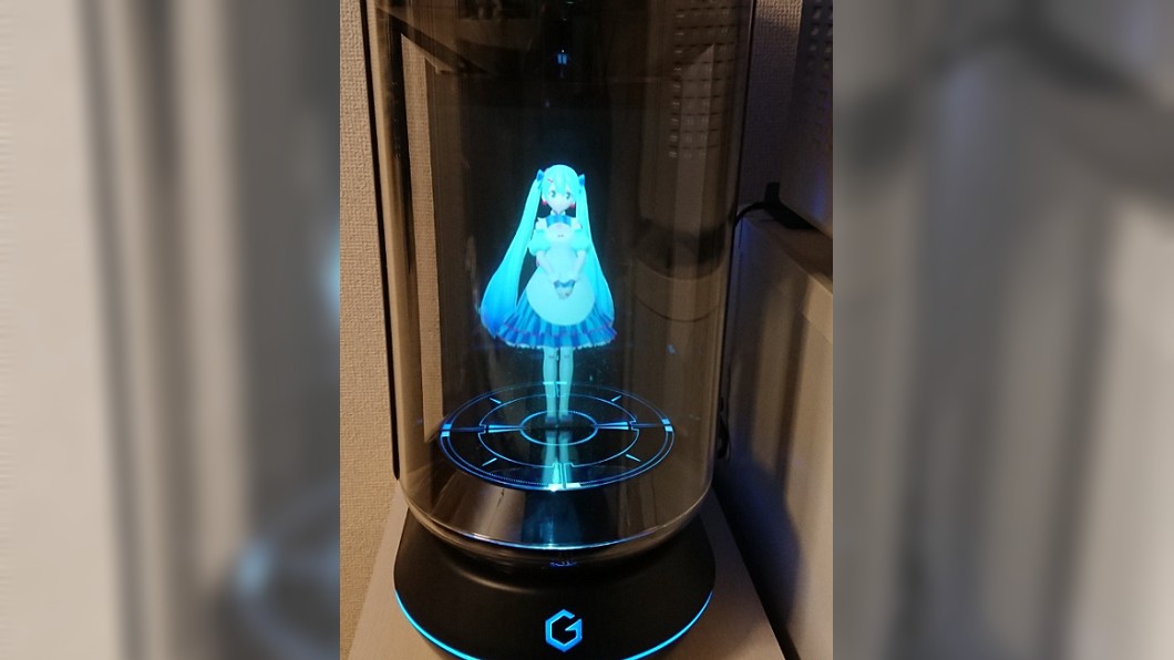 靠著投影技術,近藤與虛擬妻子初音展開同居生活。圖/翻攝自近藤顯彥推特