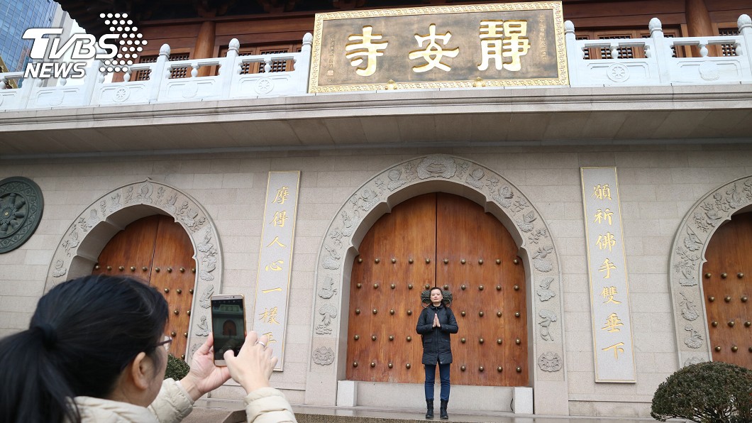 靜安寺香花券功德金一張要50元,但31日晚間的跨年撞鐘則不收費。(圖/中央社)