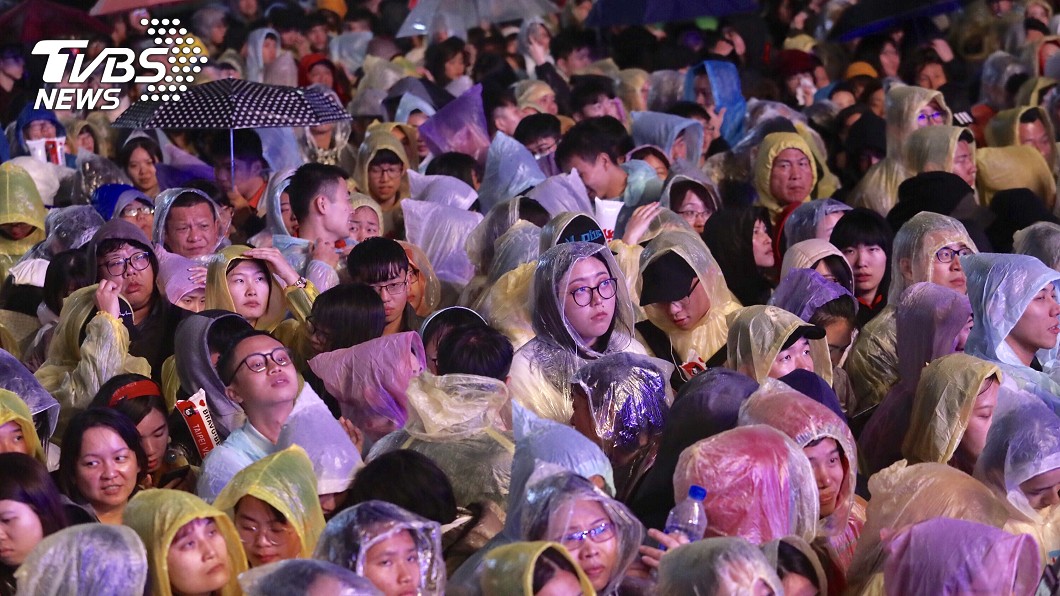 台北跨年淋雨看打電動 現場萬人反應冷網友全罵翻