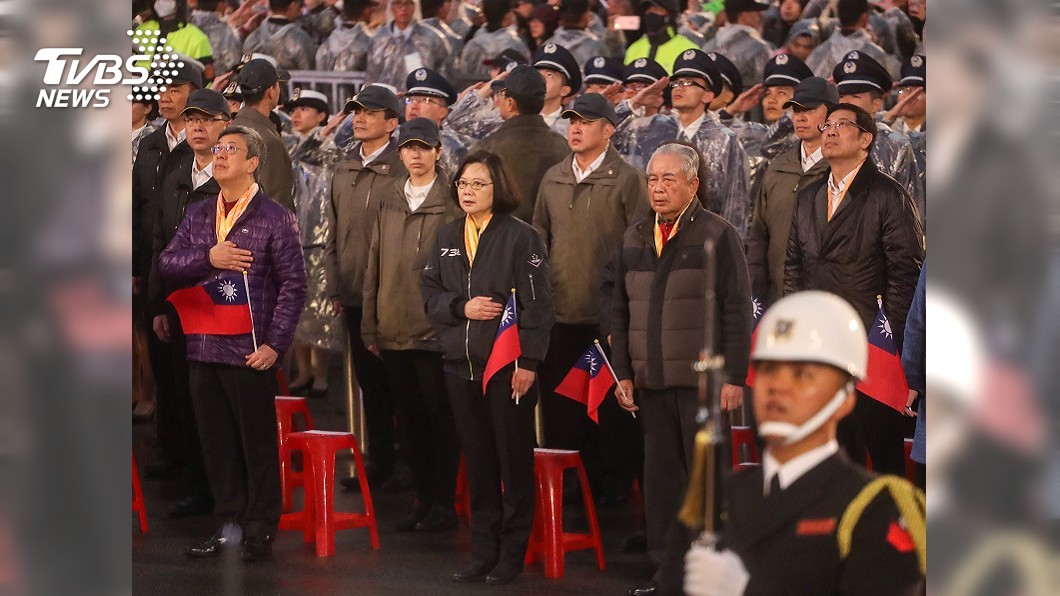 蔡總統穿座機隊夾克出席元旦升旗 全程唱國歌