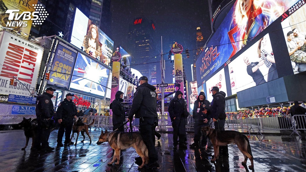 紐約時報廣場倒數 百萬人雨中歡迎2019