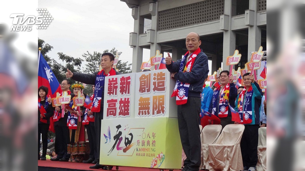 高雄元旦升旗 早鳥民眾喜拿禿子跟著月亮走圍巾