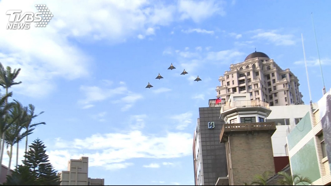 戰機繞飛!民眾嚇喊「以為阿共打來」 國防部證實執行操演