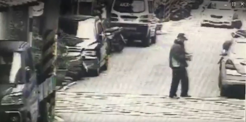 一名徐姓路人經過，並將搶匪落下的鈔票撿起。／警方提供