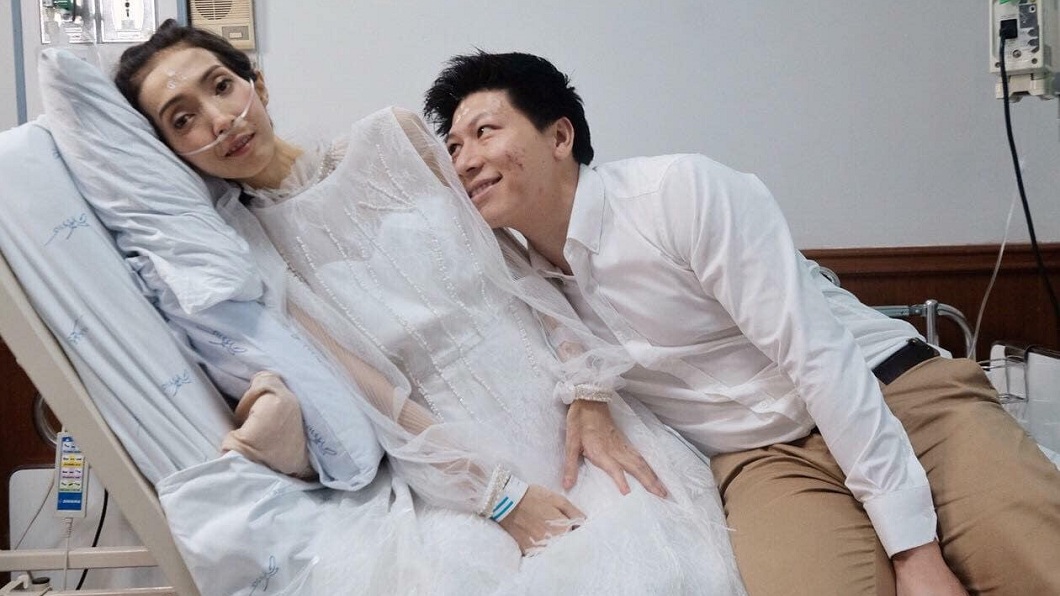 正妹女友重病瘦成皮包骨 癡情男病房完婚:對妳不離不棄