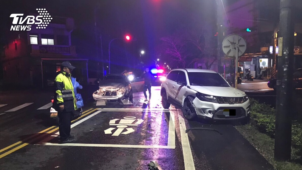 新車被逆向撞爛!駕駛撂「老婆趕回家大便」被轟爆
