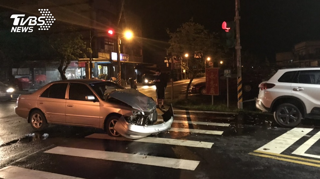 銀色轎車的駕駛表示,因為車上有人肚子不舒服,才會闖紅燈。圖/TVBS