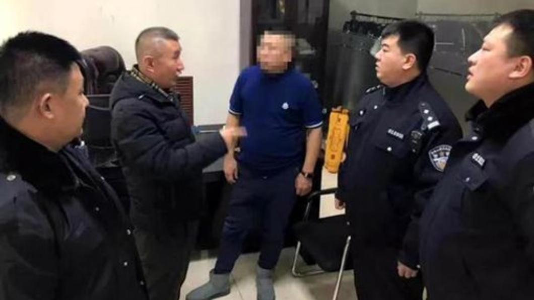 王男被帶回警局。圖／翻攝自新聞夜航
