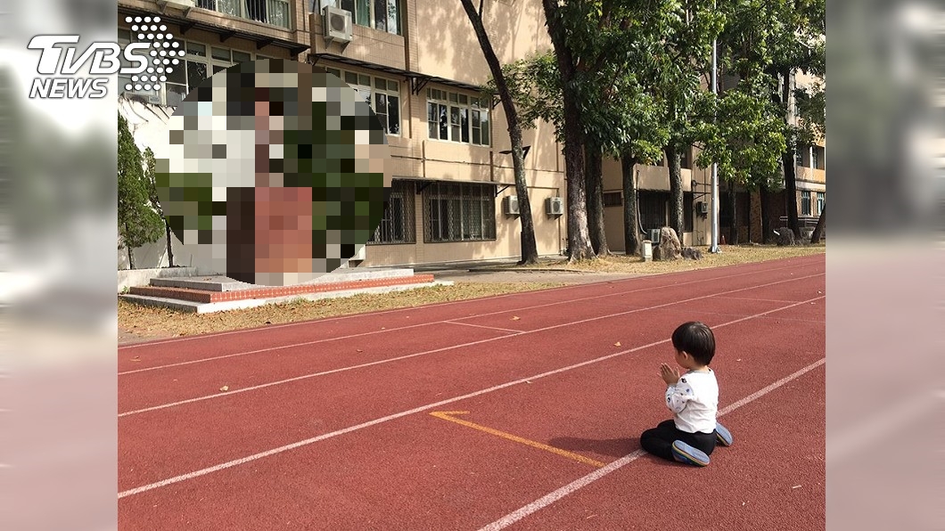 男童虔誠跪坐在操場上祭拜。圖／羅姓網友授權使用