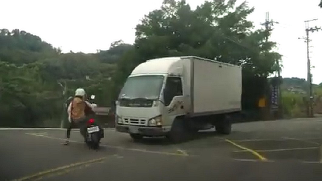 圖/翻攝自 聯結車 大貨車 大客車 拉拉隊 運輸業 照片影片資訊分享團 臉書