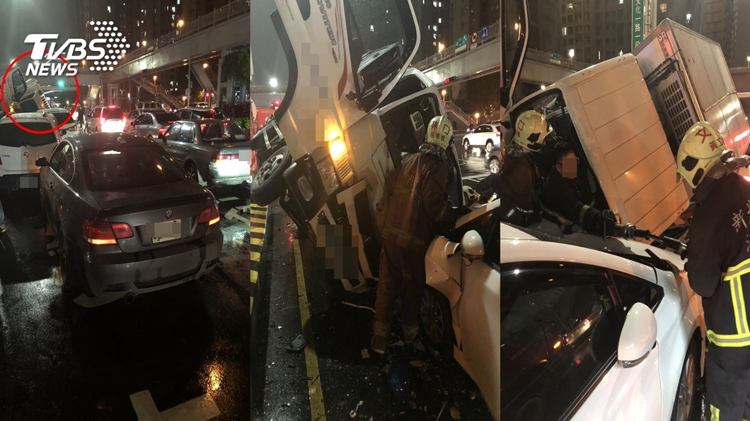 真的撞「翻」了!林口連環撞車禍 轎車慘被貨車壓底
