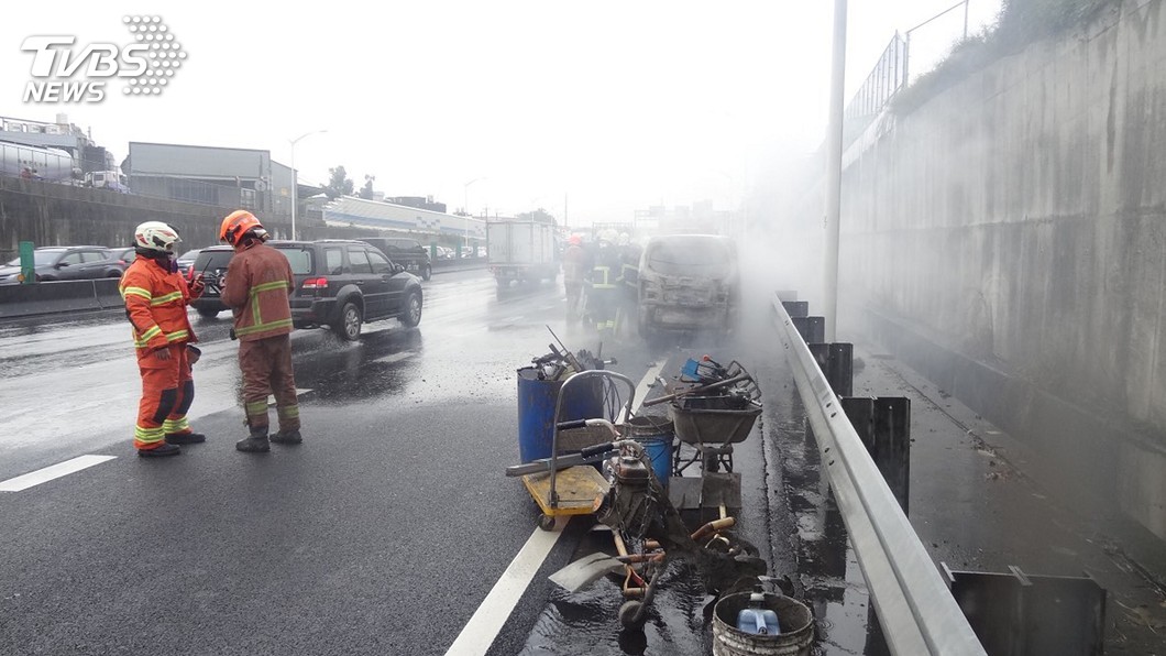 小客車行進中突起火燃燒　駕駛急靠路肩待援