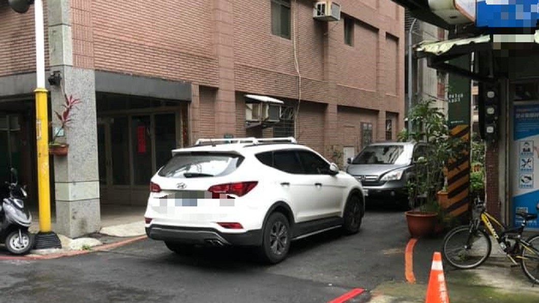 最狂違停!土匪三寶巷口當車庫 逆向堵路被怒逼10分
