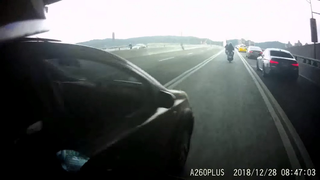 疑不滿被按喇叭 汽車跨線撞Gogoro害摔車