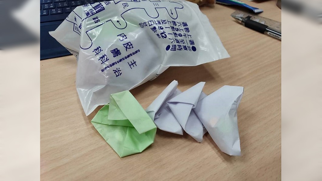他曝1張「手工藥包」照 網懷念秒喊:很多年沒看過了!