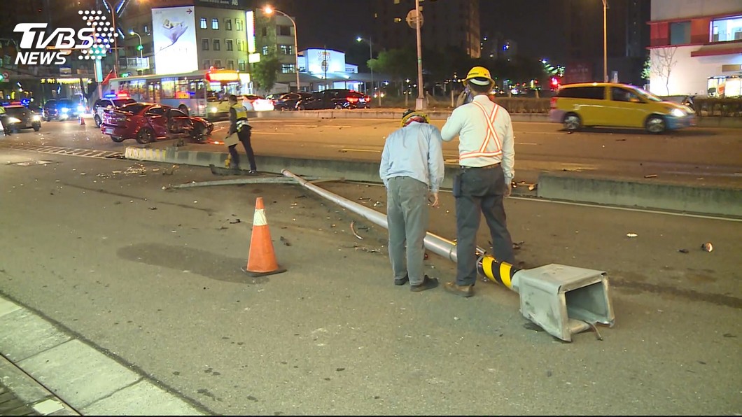 台灣大道3車連撞4傷　車主：闖紅燈肇禍