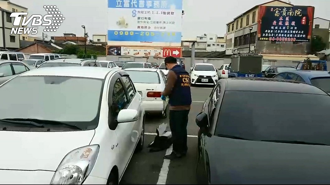 婦人當時剛停好車,便被2名男子闖入車內搶劫。圖/TVBS