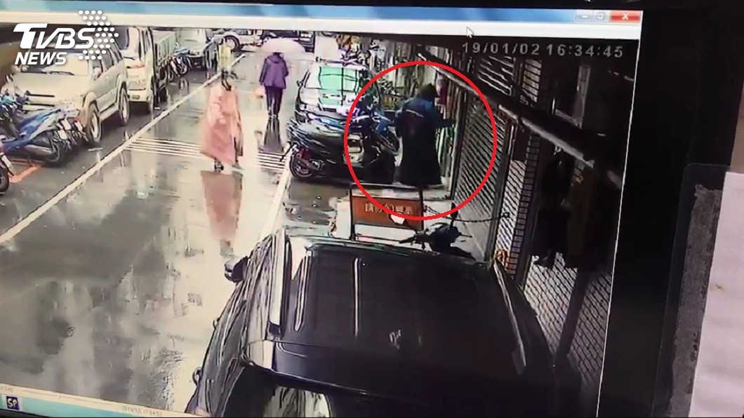 新北市一對母女返家撞見小偷後,惡賊竟將2人扒光猥褻,還拍攝不雅照。圖/TVBS