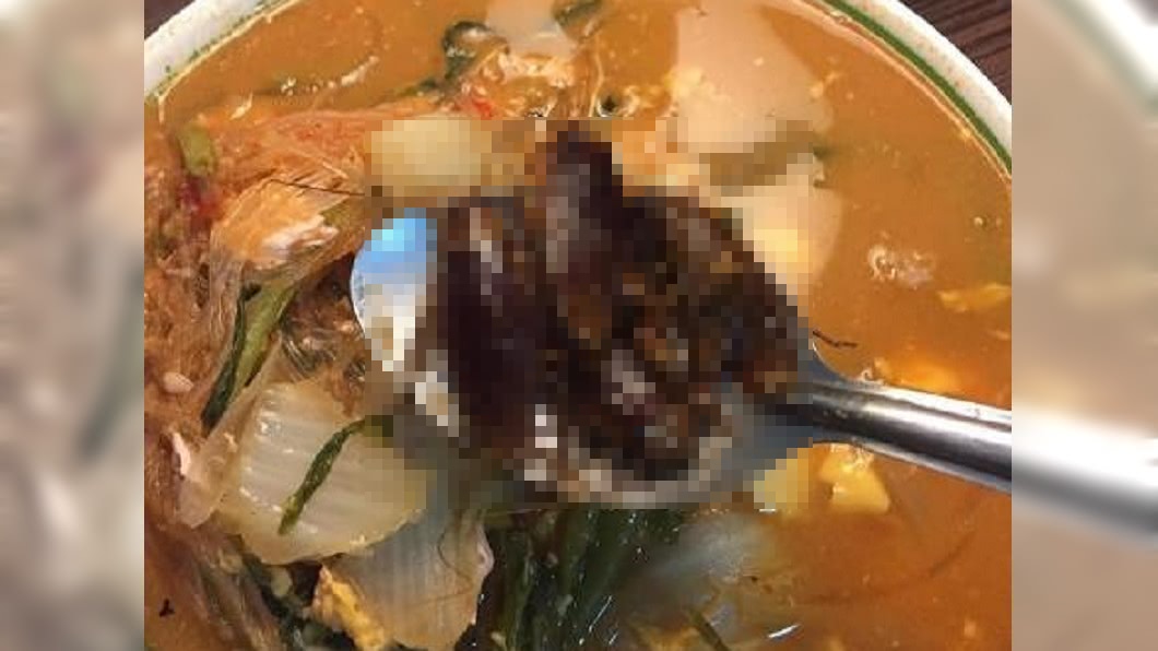 直接吐!吃壽喜燒看不到肉 一撈…滿滿蟑螂