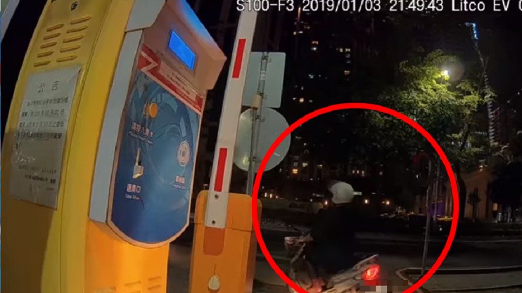 停車繳費柵欄剛升起!大嬸竟敏捷鑽溜 留他受困