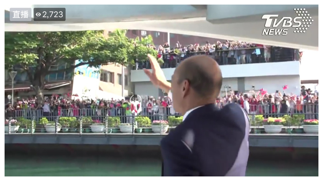 上周25日，高雄市長韓國瑜從愛河登船前往就職典禮會場,河畔沿岸、跨河大橋上，成千上萬的民眾，熱情吶喊歡迎。一身英式西裝革履的新任市長韓國瑜，伴隨著「愛之船」嘟嘟的汽笛聲，不斷向沿岸揮手致意，抱拳感謝！從愛河上，映照這場最受注目的戶外就職典禮，宣告：愛情產業來了！高雄經濟的春天，將從愛河出發！   圖／TVBS
