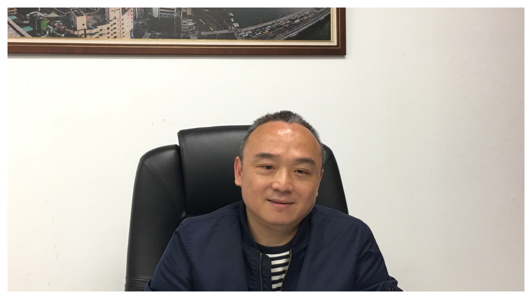籌辦愛河畔高雄市長就職盛典的新任觀光局長潘恆旭(見圖)強調，瓊瑤小說、電視劇是華人對「愛情」的共同記憶，當年她寫下「在水一方」， 明年春天，我們將邀她來到愛河畔，為愛河重新創作填詞一曲，四季用不同樂器在愛河畔演奏。 圖／TVBS
