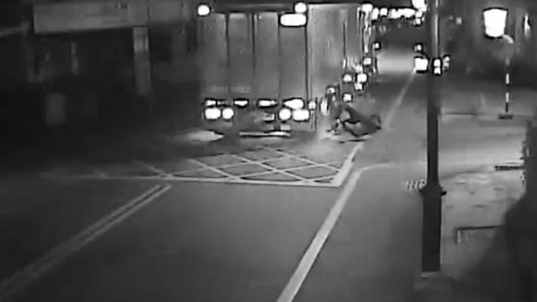 不要命!酒駕少年「撞」聯結車 像神風特攻隊