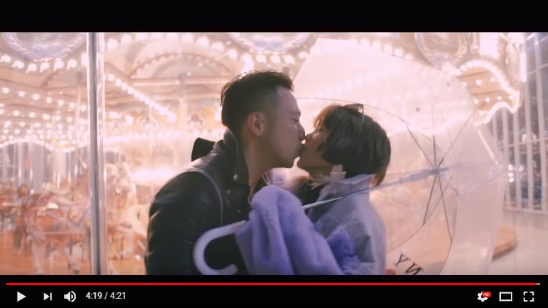 楊晨熙答應大飛求婚。圖/翻攝自YouTube-YellowBlack耶魯布萊克 - 討M鬼 Annoying Ghost (official music video)MV
