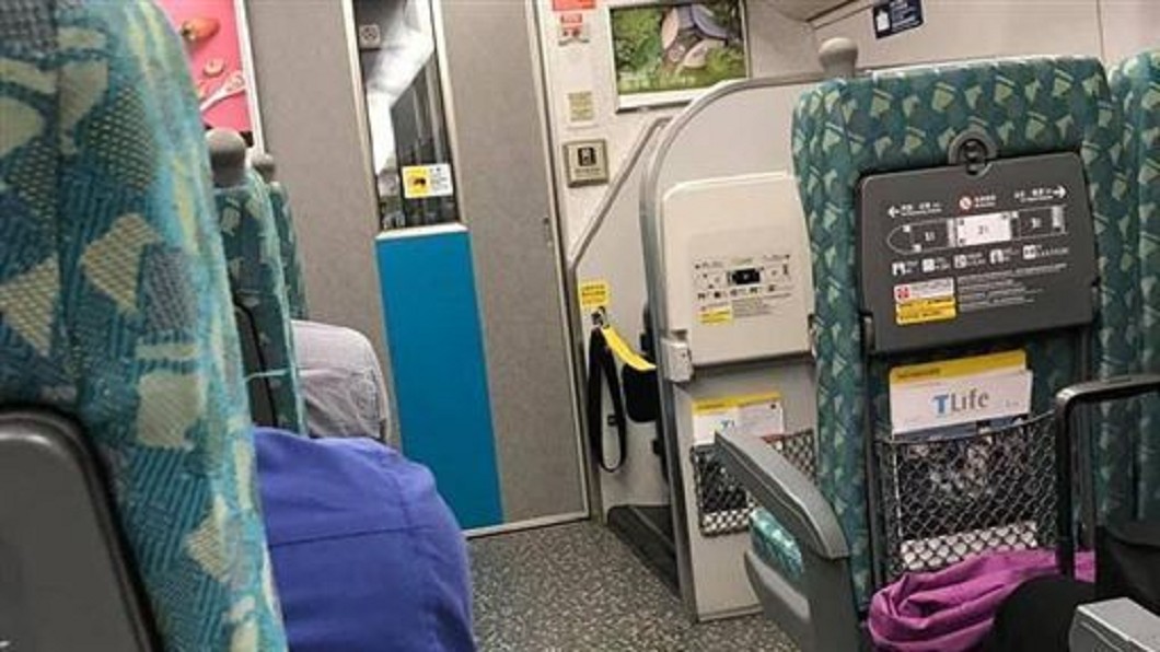 成功嶺么八收假!他在高鐵遇這事「慘變逃兵」網笑翻