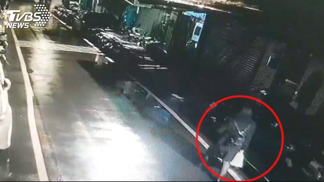 監視器拍下女兒返家途中的經過,目前警方已經逮捕到其中一名越南籍嫌犯。(圖/TVBS)