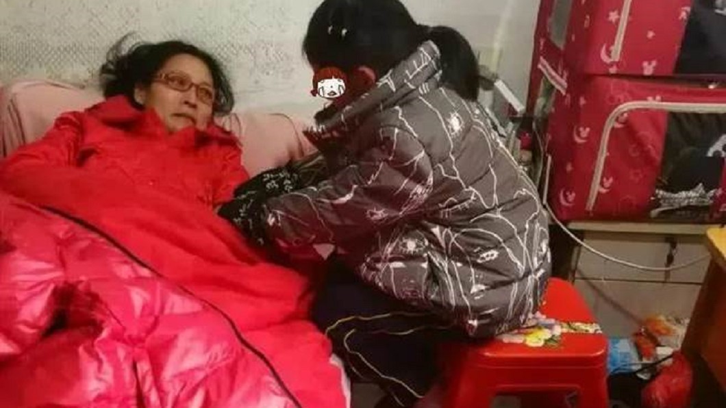 單親母患病癱臥床 7歲女兒許新年願望「把我賣掉吧!」