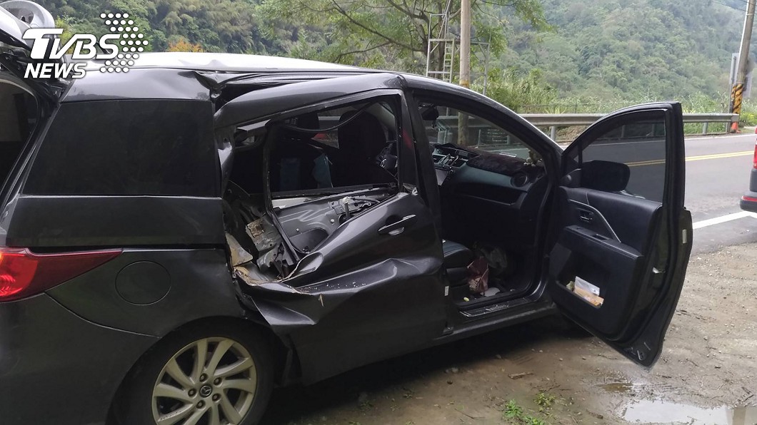 驚！泰安洗水坑老街落石砸車　小姊妹傷