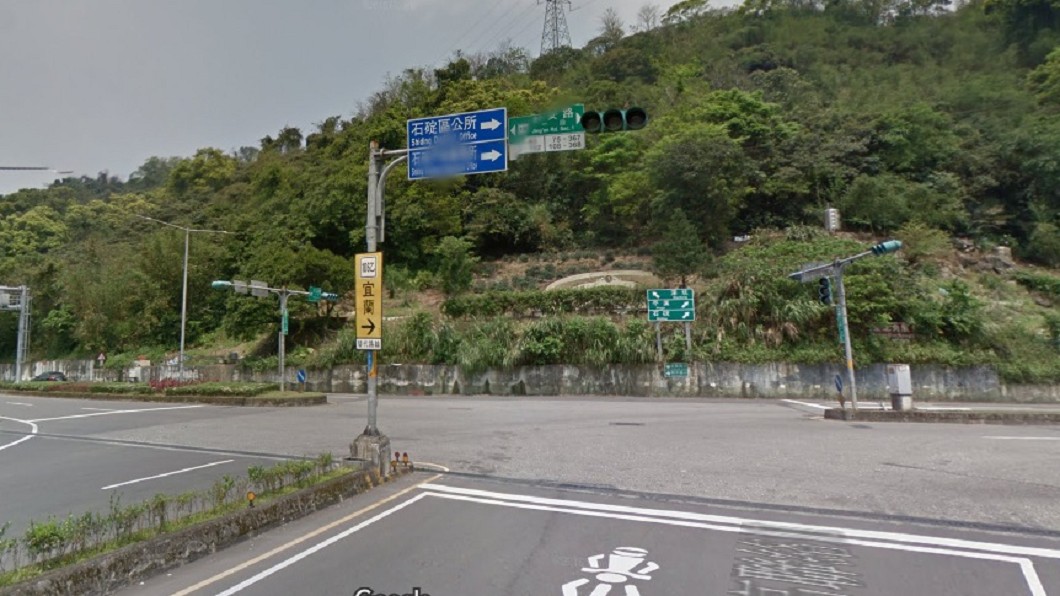 婦人騎車離奇摔邊坡 低溫受困77小時靠雨衣保命