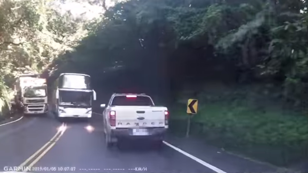 想害誰?遊覽車蘇花盲彎超車 網怒譙:職業垃圾