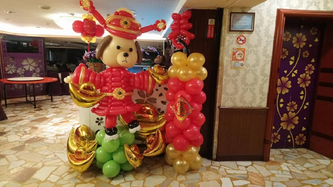 少年還進行場地布置設計。(圖／翻攝自臉書粉絲專頁「洪呆呆氣球工坊」)