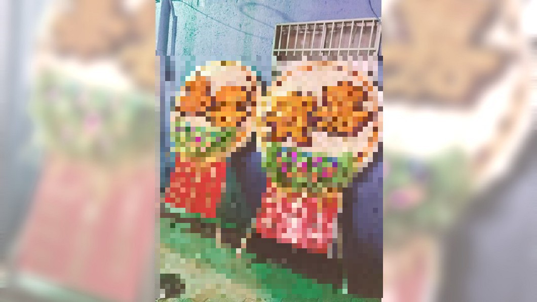 慶開幕！友送2大面「廟會花圈」　老闆娘：如願整到我