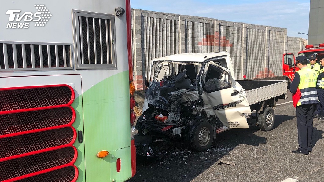 中山高蘆竹段車禍 小貨車駕駛搶救仍不治