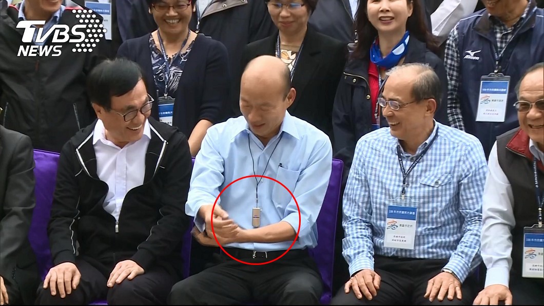 求媒體盯著！韓冰憂爸爸氣管不好　送「定情之物」佩戴