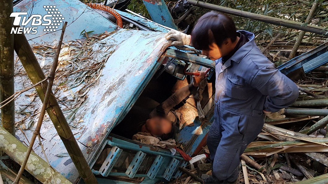 鐵牛車翻覆山谷部落族人馳援 受困司機送醫