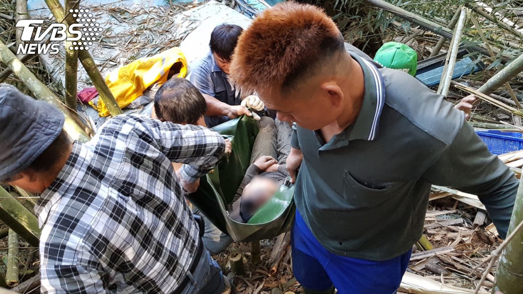 當地部落族人聞訊馳援，協助高市消防局將人救出送醫。圖／中央社