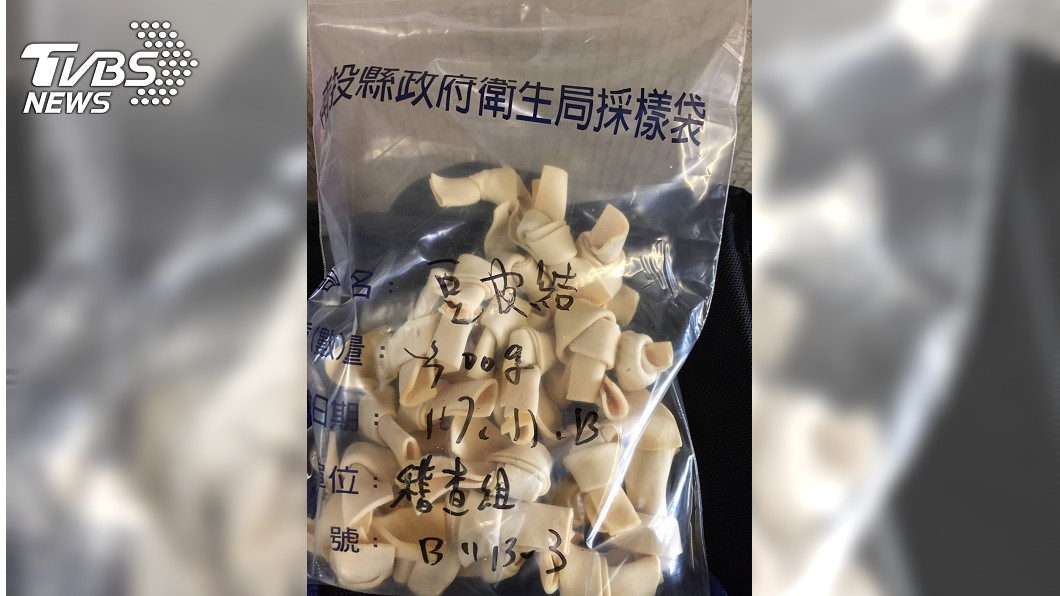 南投縣政府衛生局抽驗年節應景食品。圖／中央社